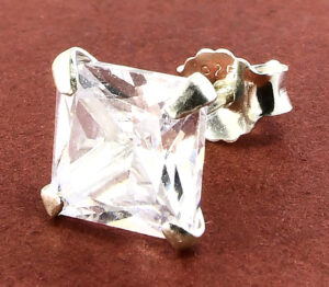 Strieborná náušnica